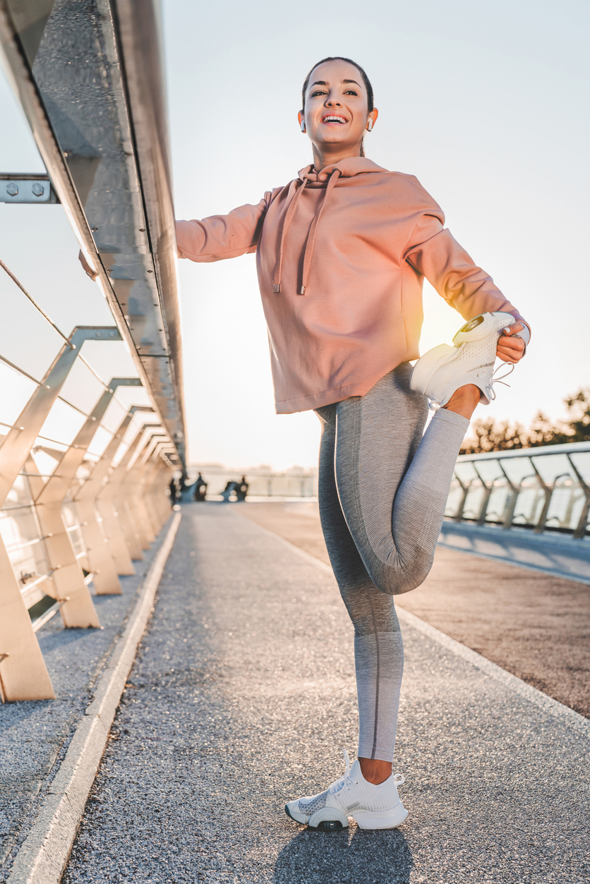 Personas activas cuidando sus pies